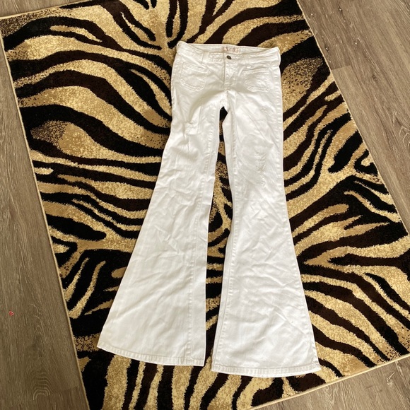 Low-rise White GUESS Jeans with bell bottom! - Picture 1 of 11